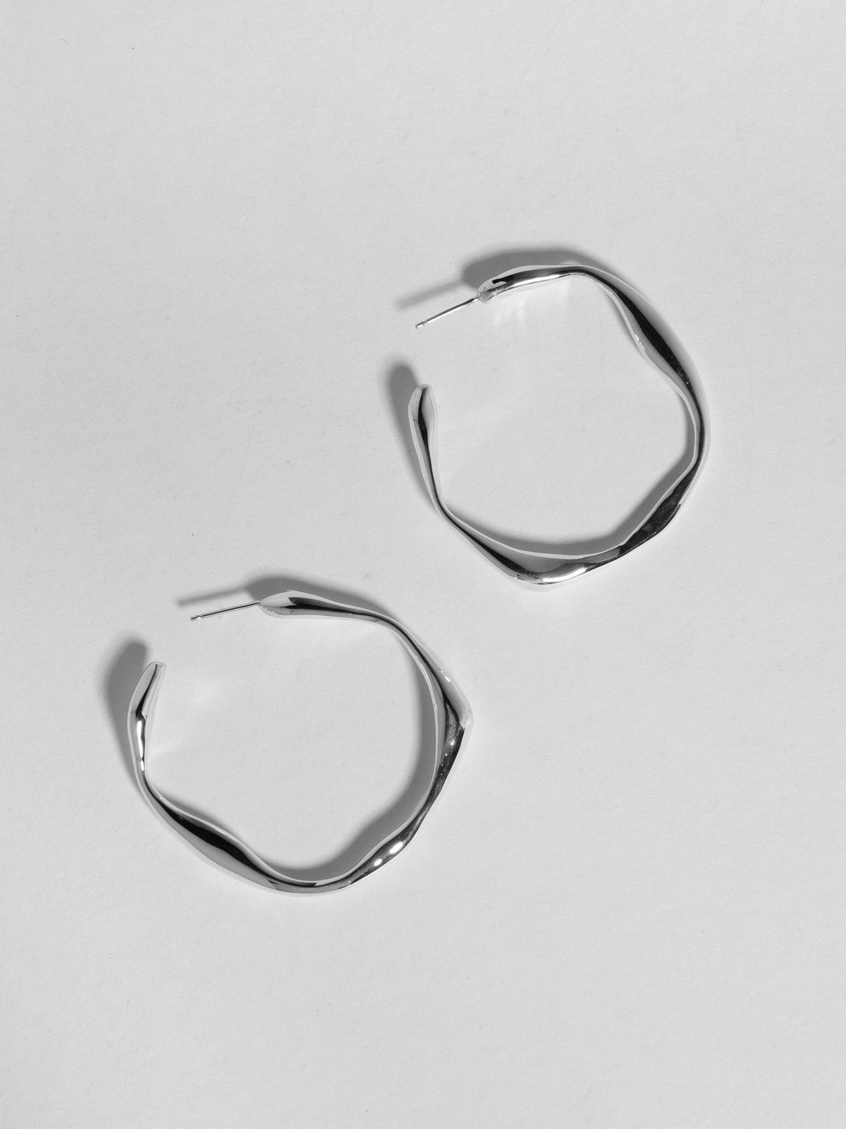 Product image of FARIS ONDA Hoop Medium in sterling silver, laid side by side, staggered