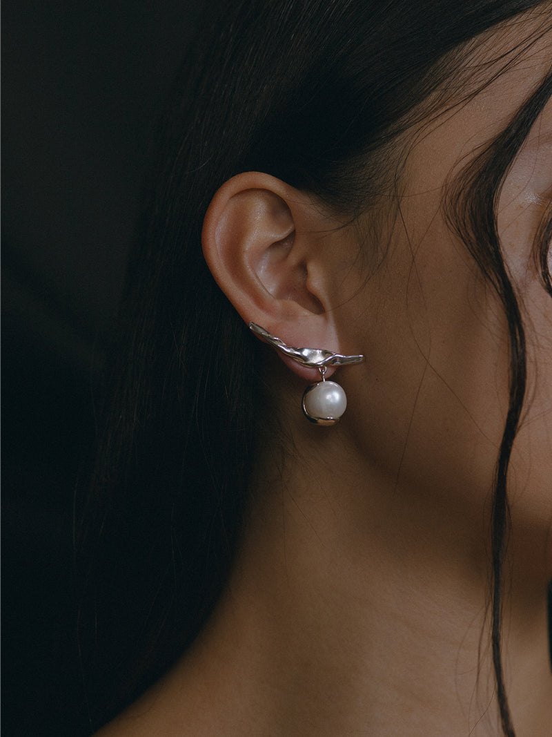 Close up image of FARIS POMME TWIST Earring in sterling silver shown on model