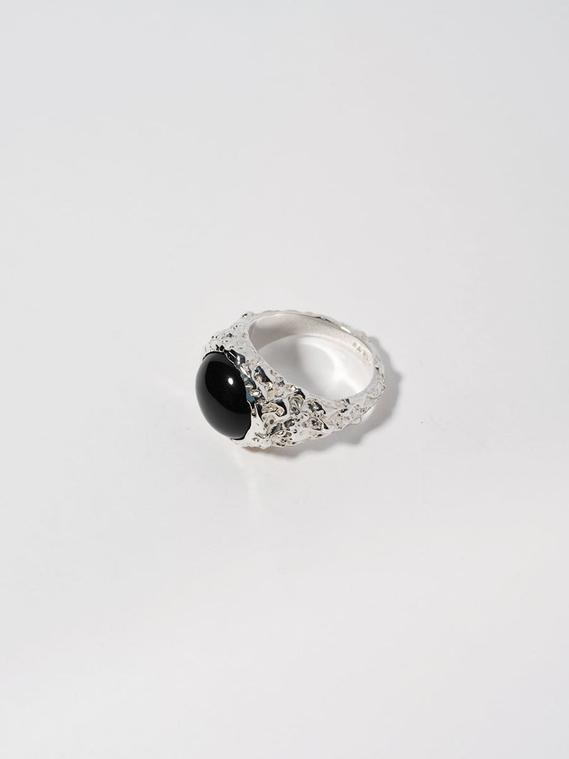 Product image of FARIS ROCA BAM Ring in sterling silver with onyx embedded at face, side view