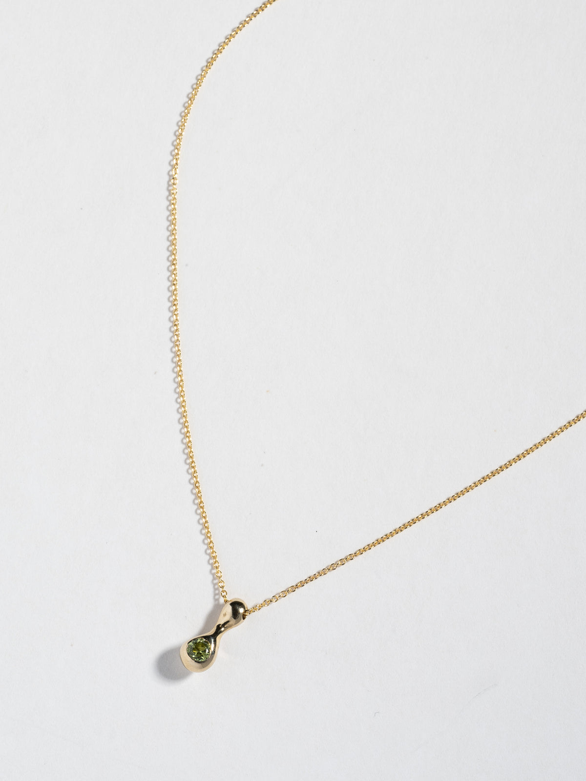 Close up product image of the FARIS BOLITO Necklace pendant in 14k gold with peridot (front view) 