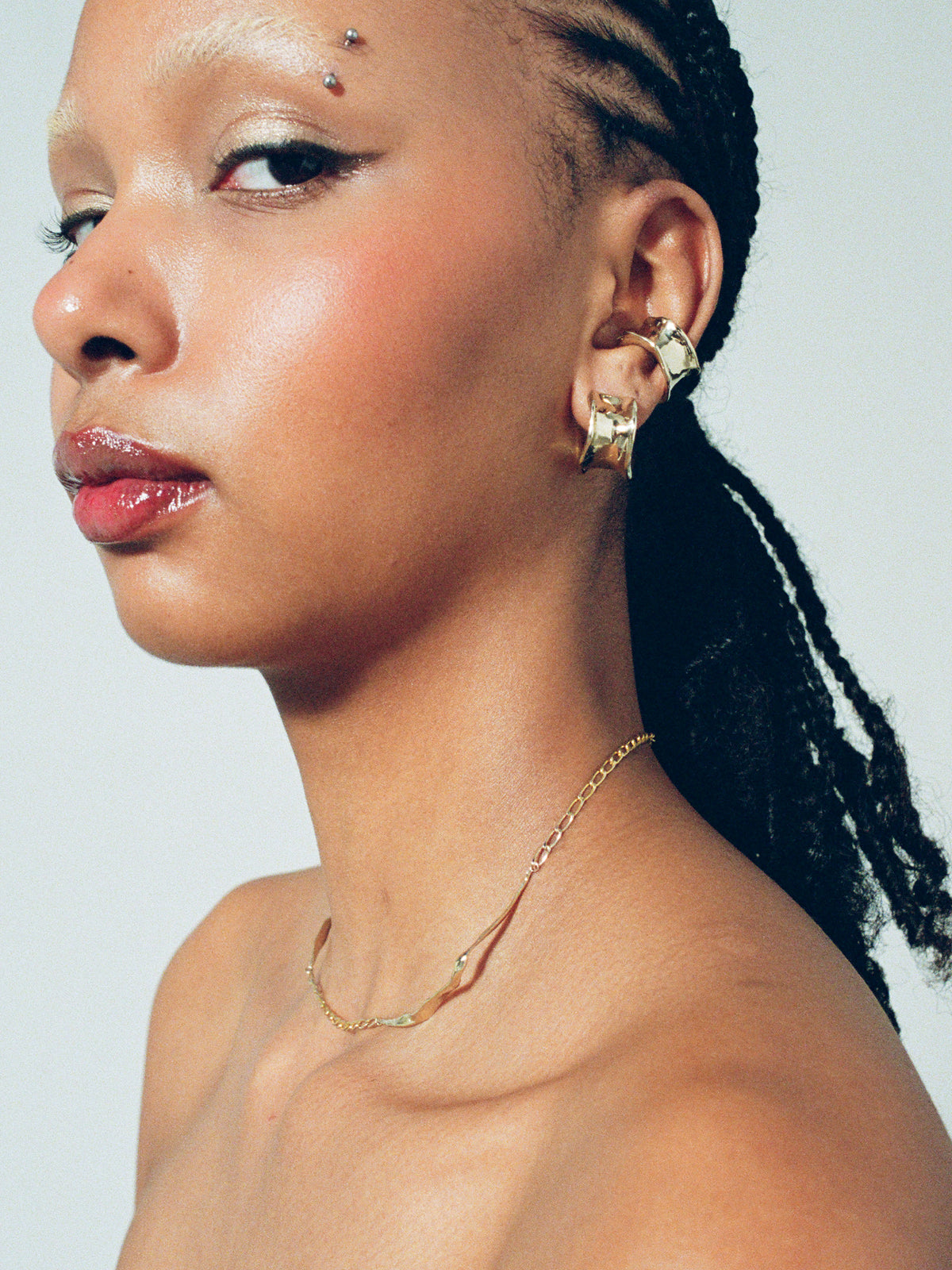 CALAMARI Hoops in gold plated bronze on model