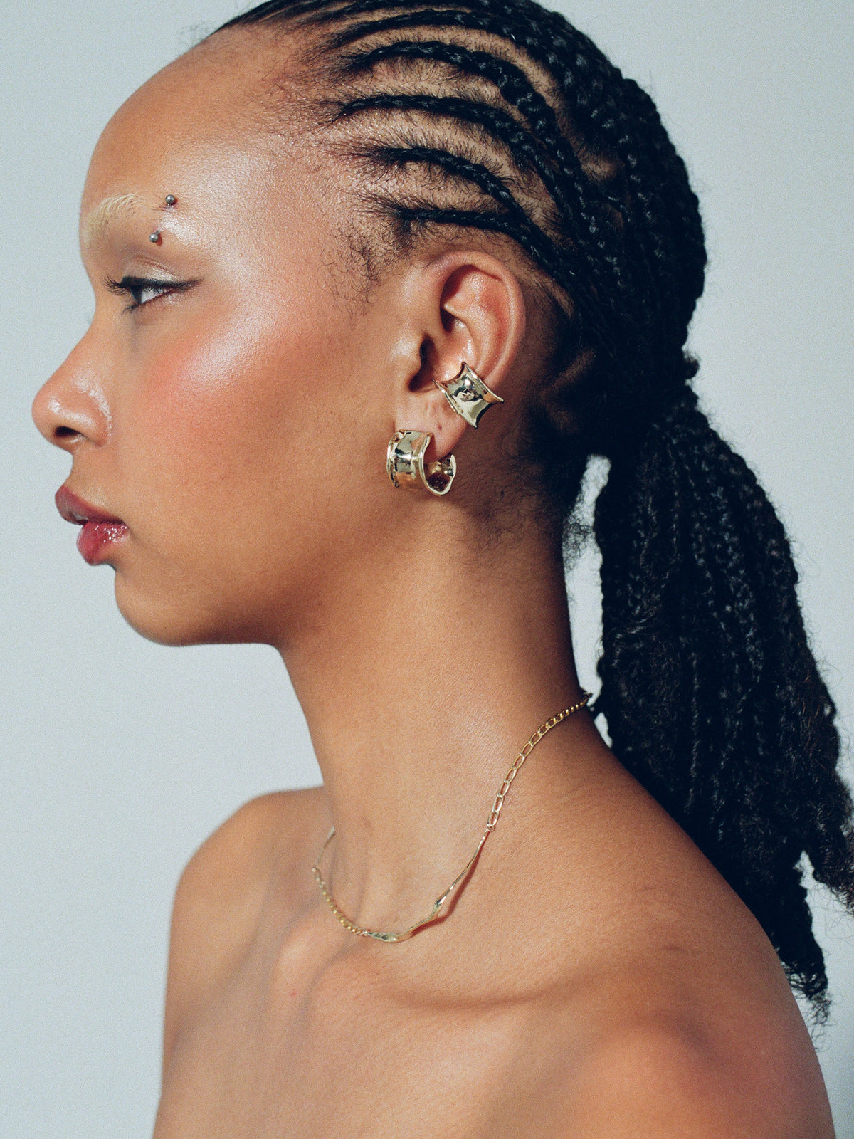 CALAMARI ear cuff in gold plated bronze on model