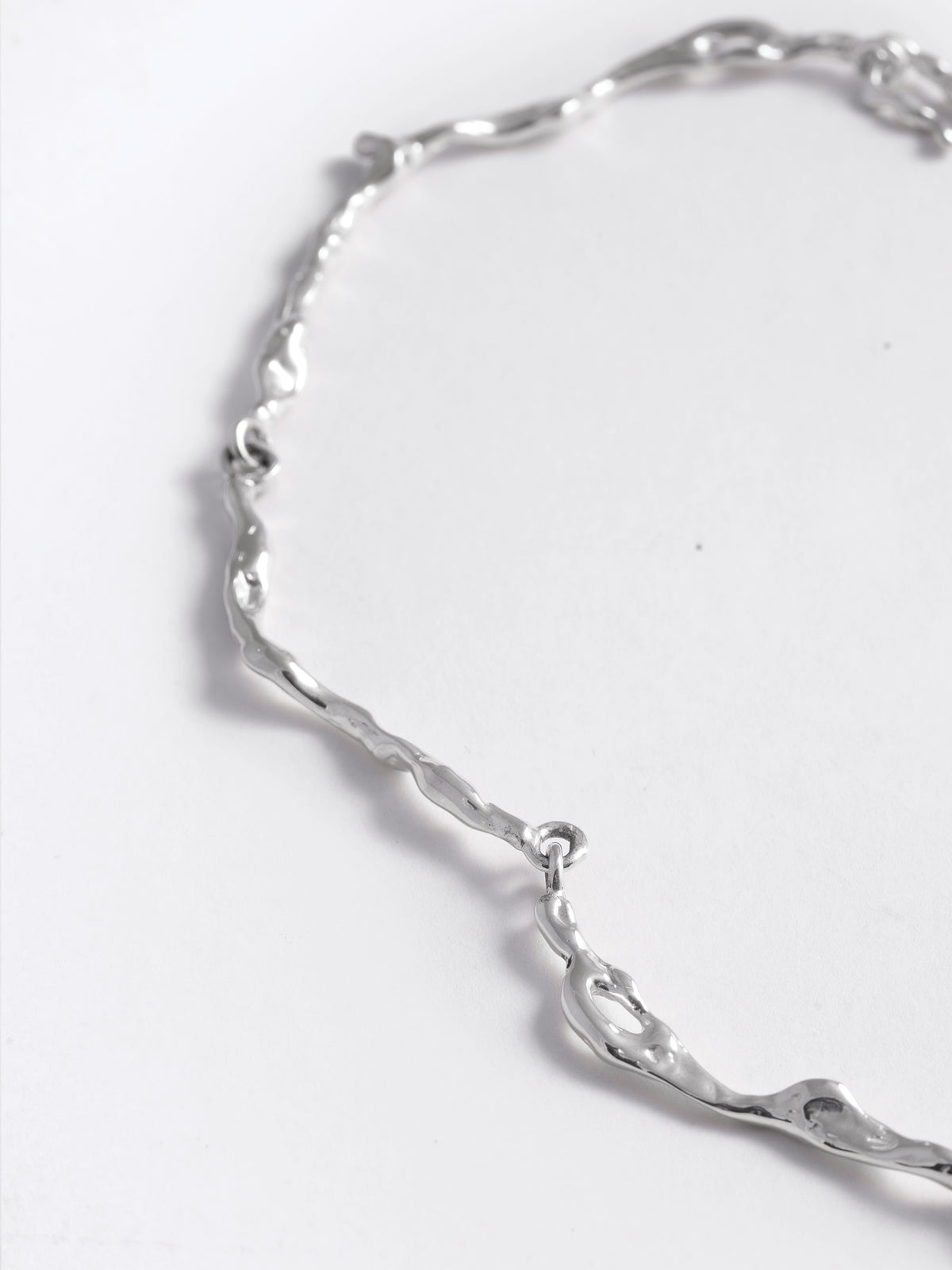 Close up image of hand-carved links on FARIS DRIP Collar in sterling silver