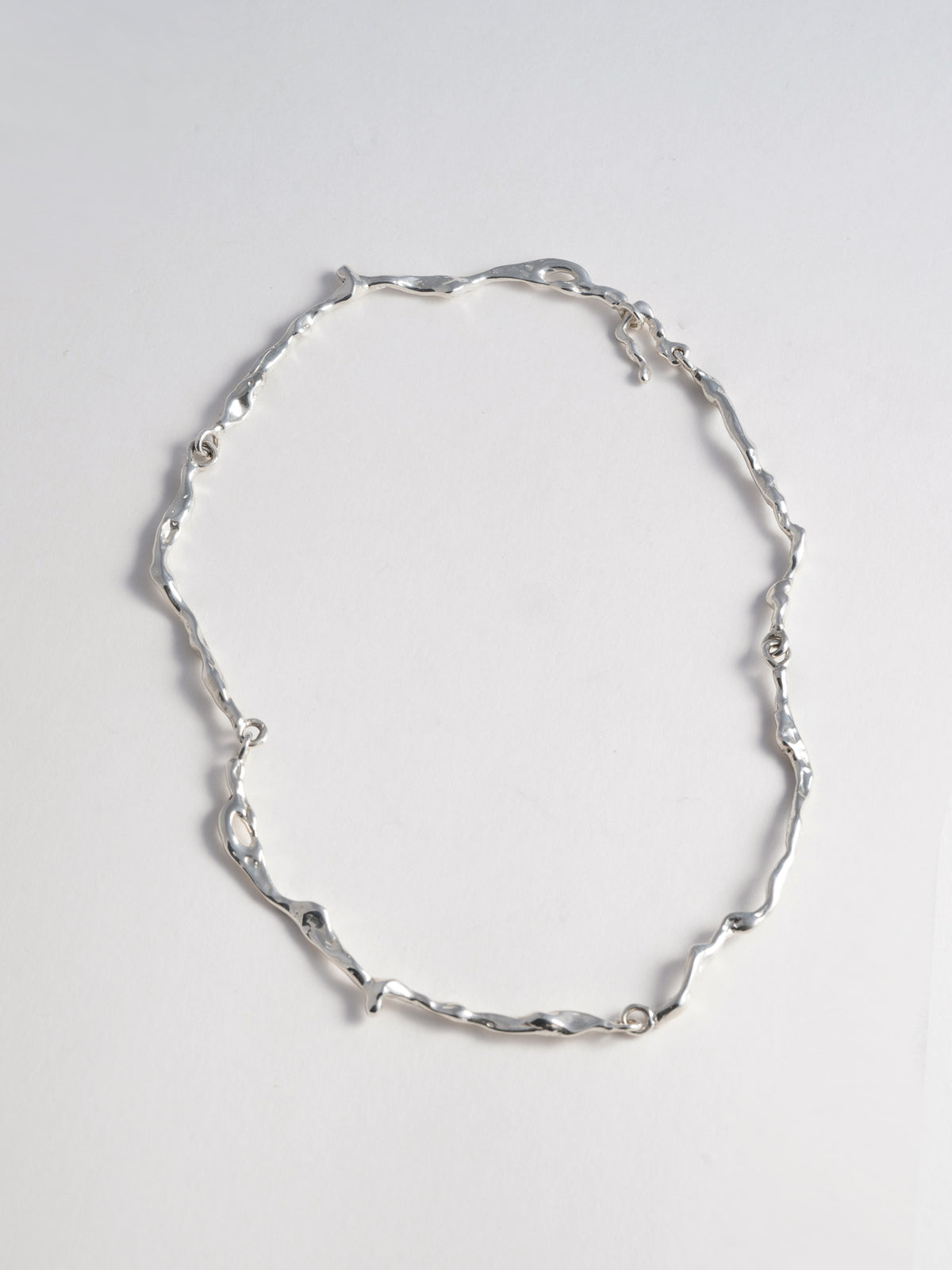 Product image of FARIS DRIP Collar in sterling silver (laid flat)