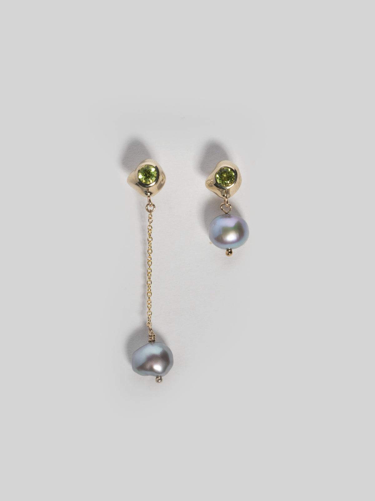Product image of FARIS KIRA Drops in gold-plated bronze with peridot and grey freshwater pearls