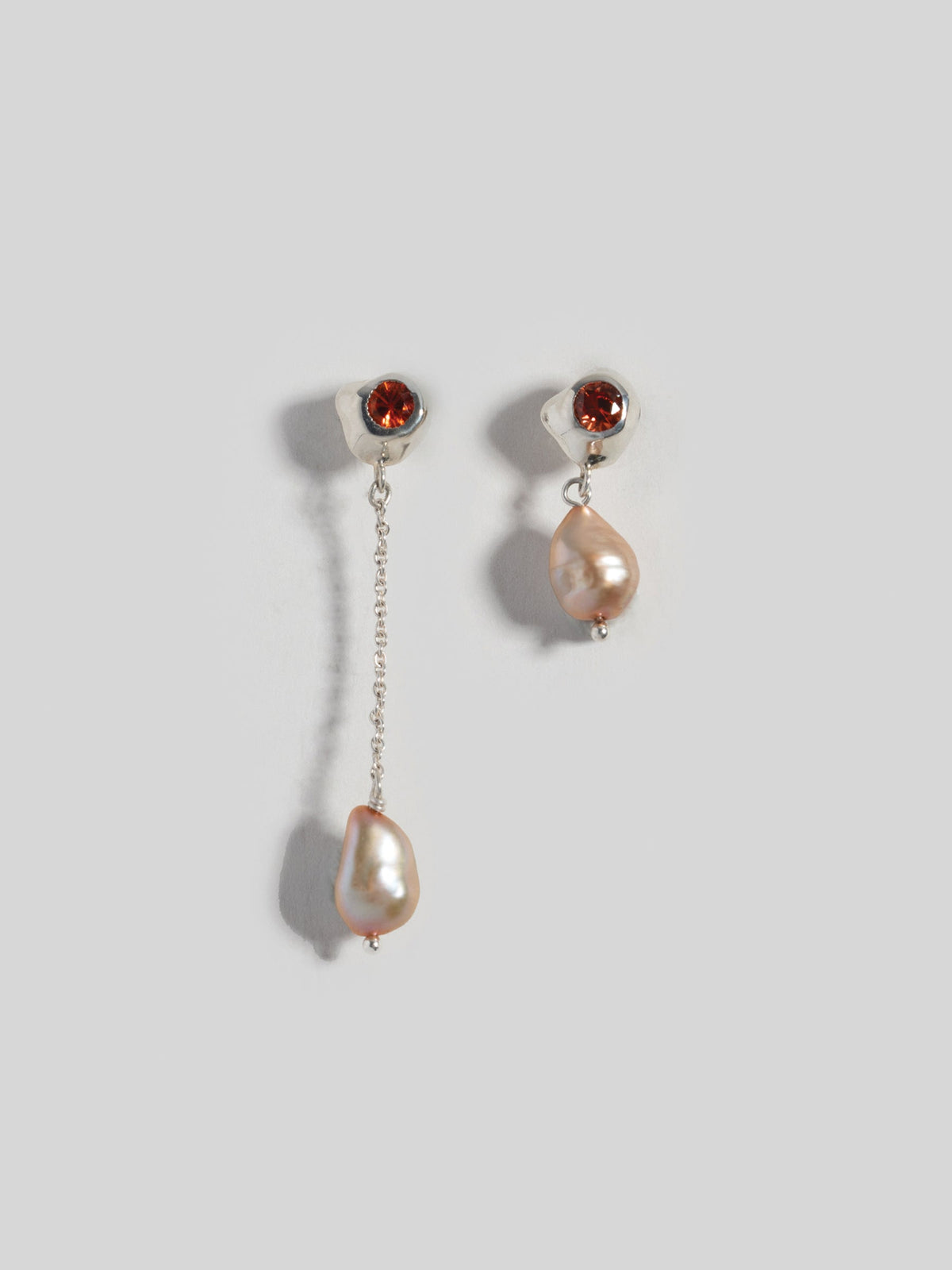 Product image of FARIS KIRA Drops in sterling silver with lab-created orange sapphire and mauve freshwater pearls