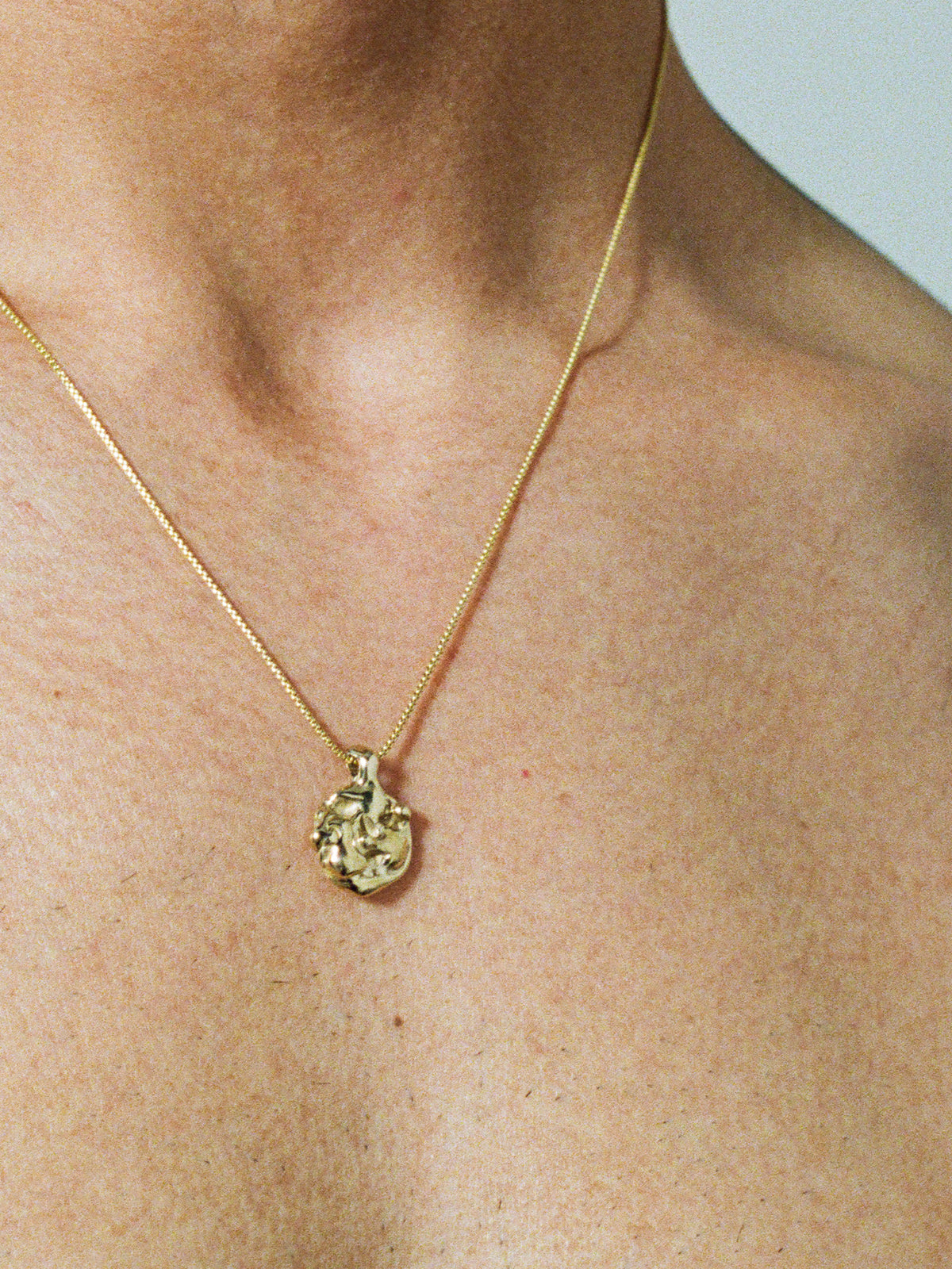 LAVA DIME Pendant in gold plated bronze on model