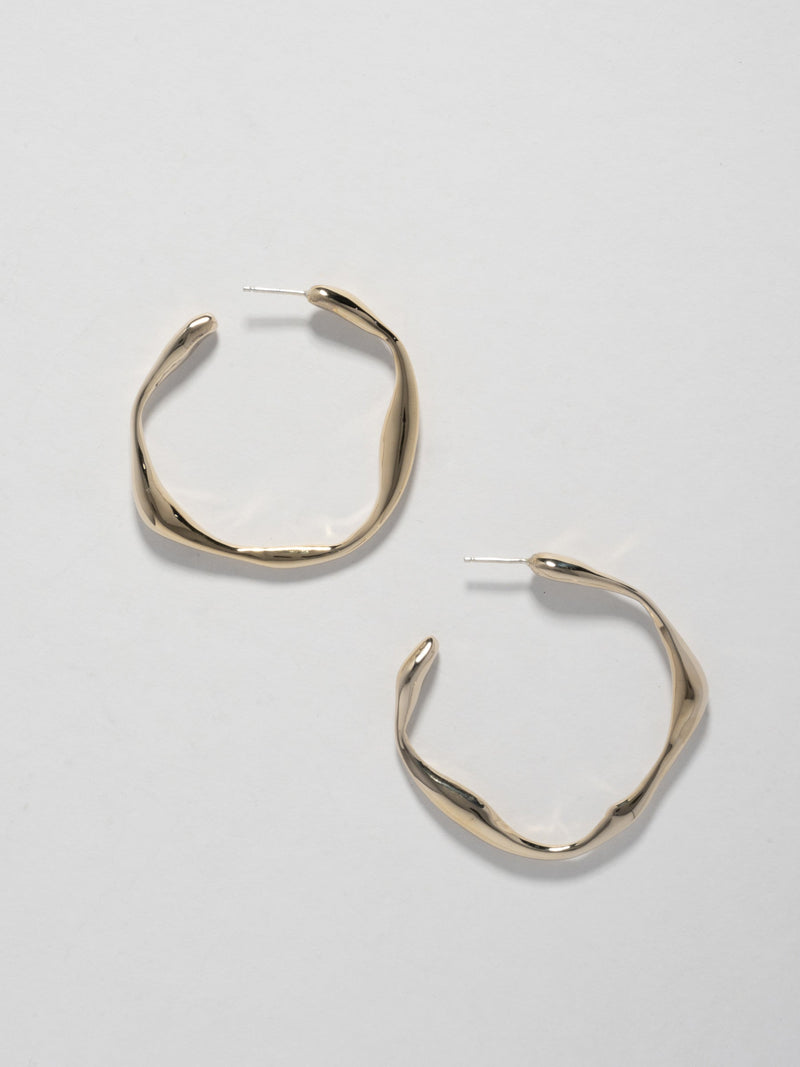 Product image of FARIS ONDA Hoop Medium in 14k gold-plated bronze, laid side by side, staggered