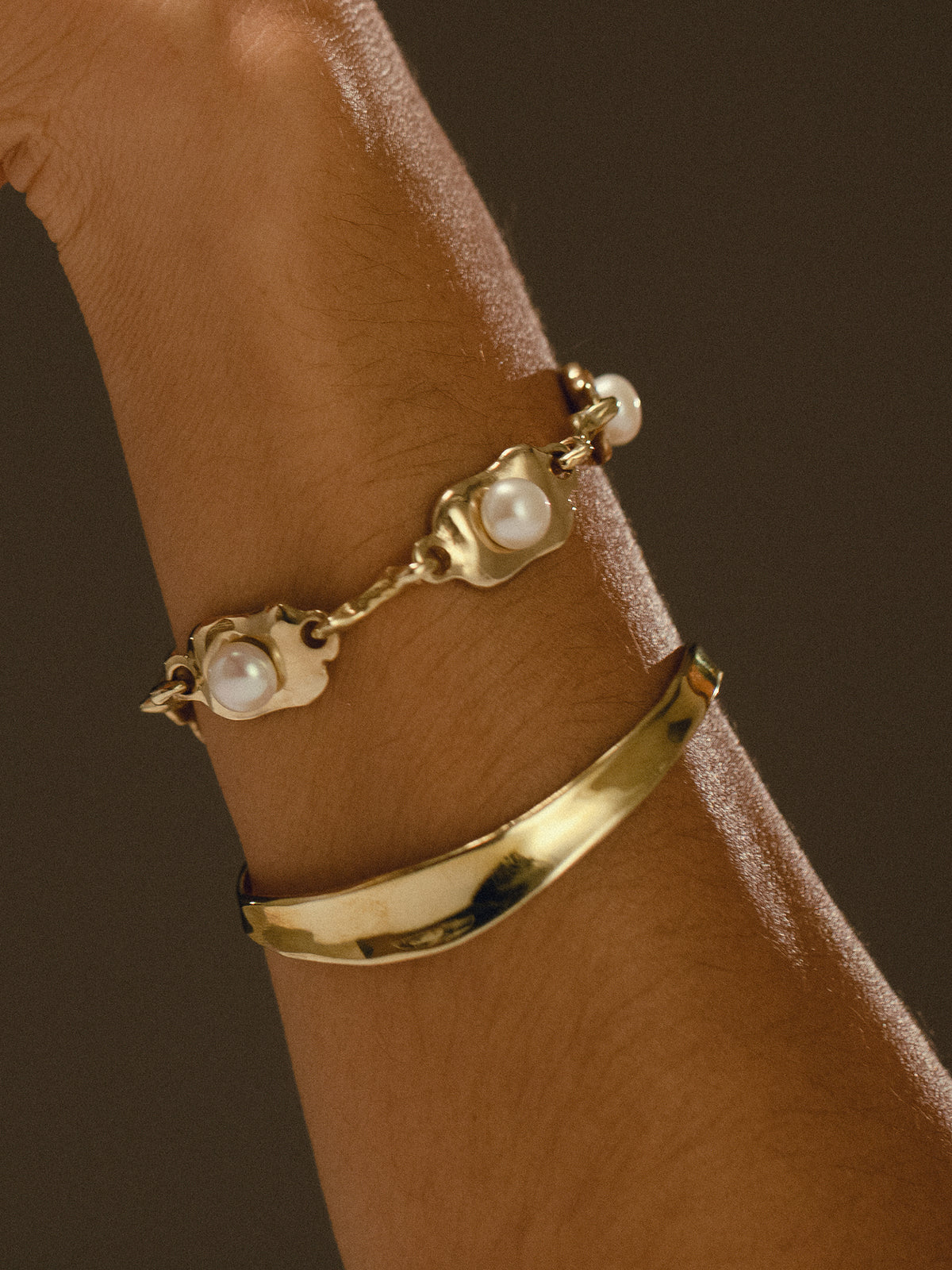 OSTRA bracelet and RIVER cuff in gold plated bronze on model