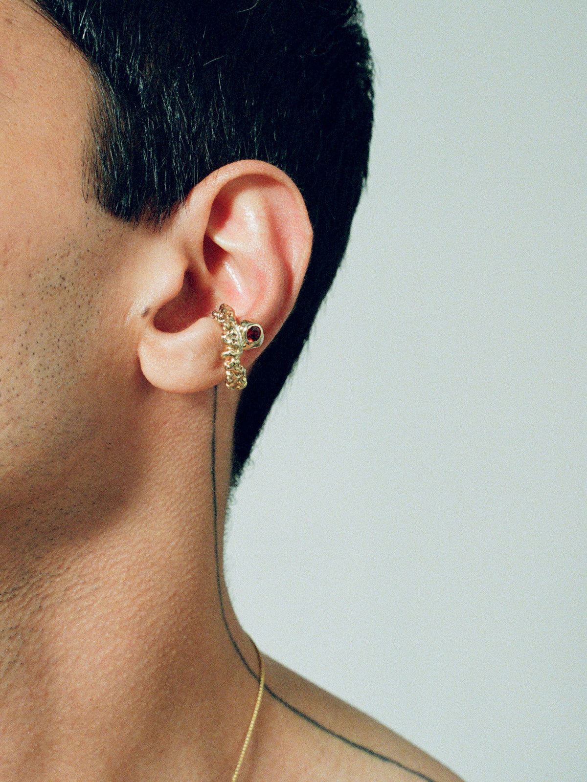 FARIS ROCA GEM Ear Cuff in gold-plated bronze with garnet