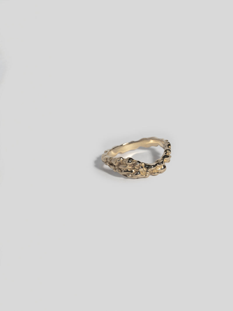 Close up product image of FARIS ROCA WAVE Ring in 14k gold