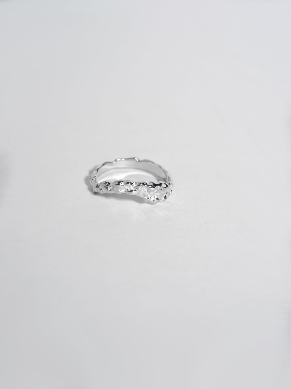 Close up product image of FARIS ROCA WAVE Ring in sterling silver with it's face turned to the side