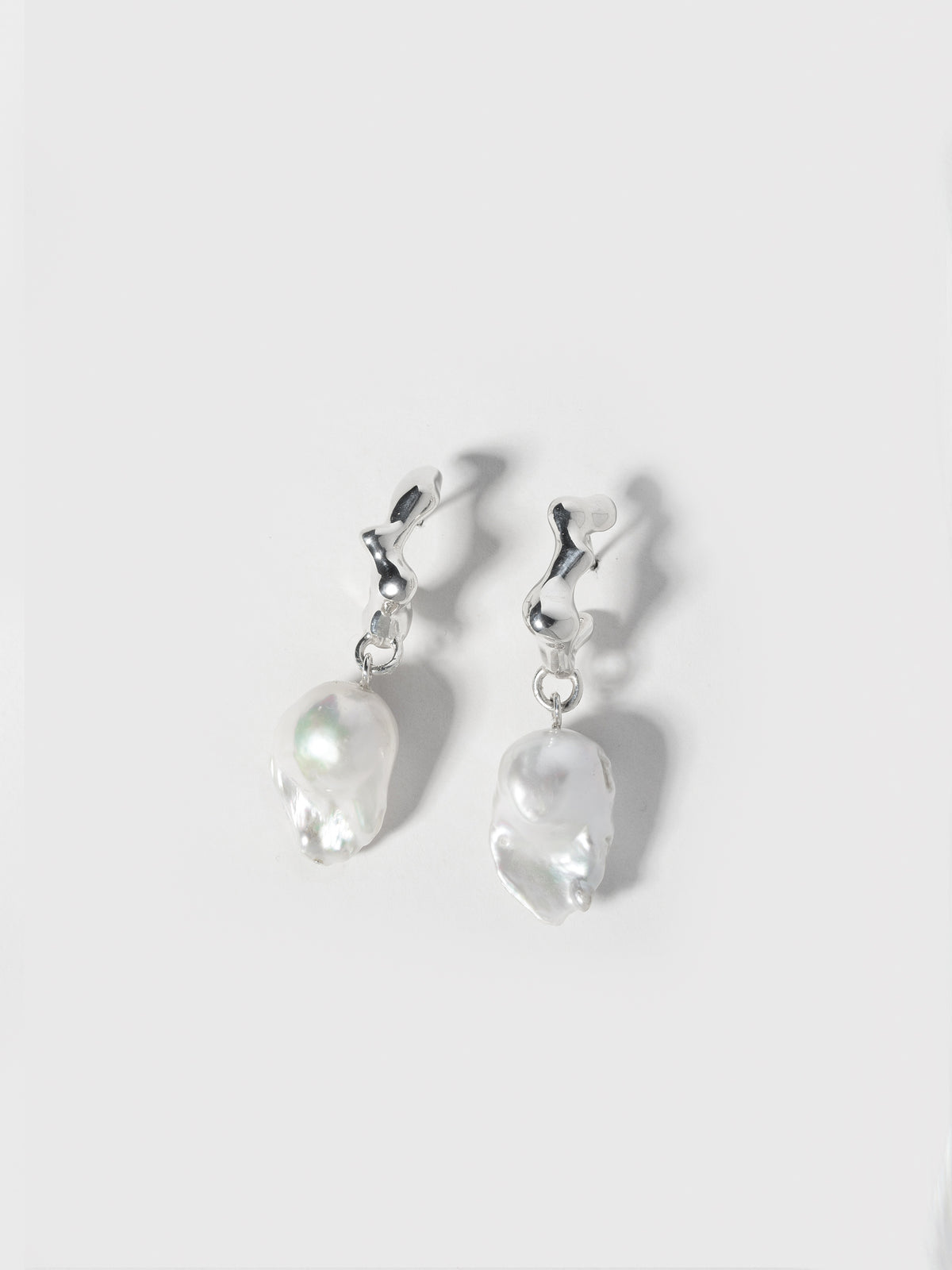 Product image of FARIS SEEP BAROQUE Drops in sterling silver (front view)