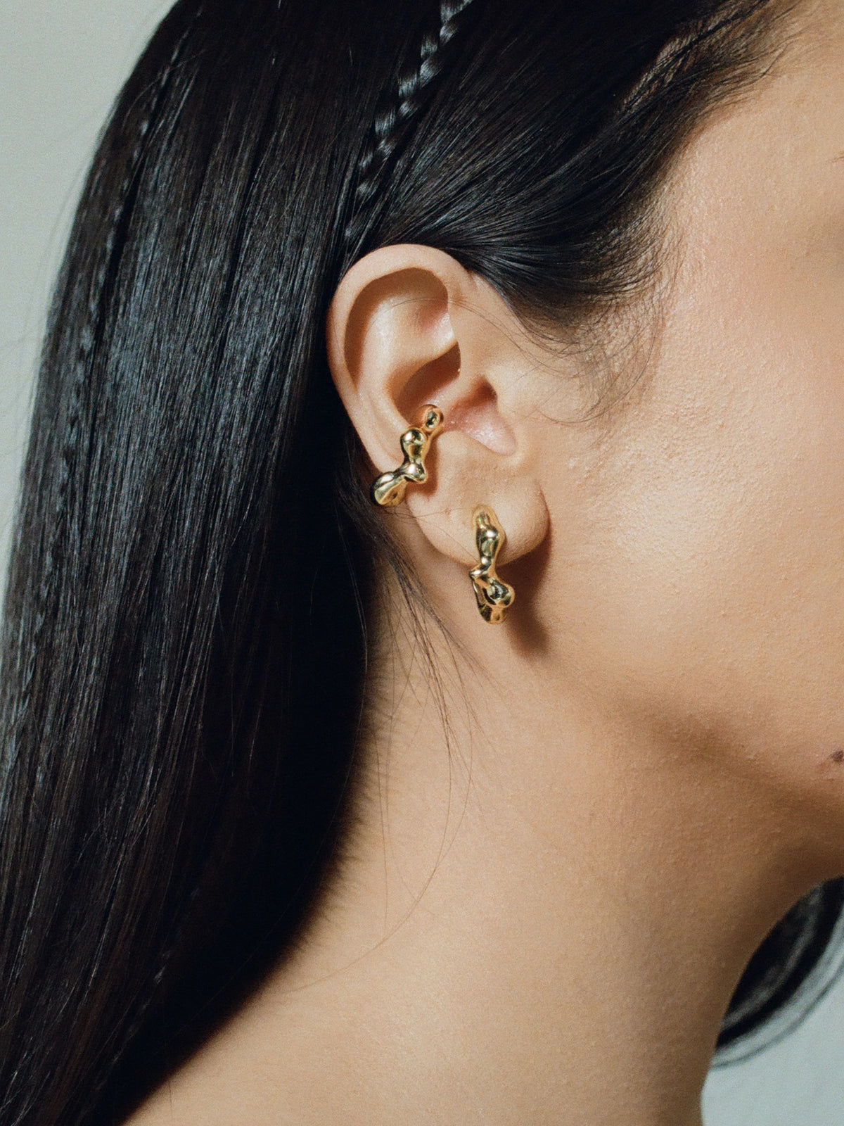 FARIS SEEP Hoop Small in 14k gold plate shown on model. Styled with SEEP Ear Cuff in 14k gold plate.