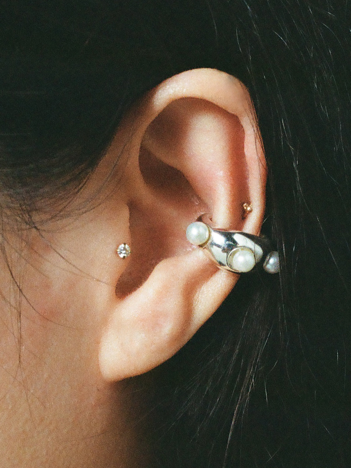 Model wearing sterling silver GROSSO Perla ear cuff