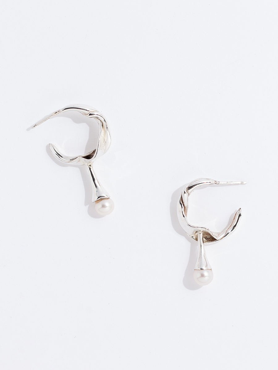 Close up image of FARIS TWIST PERLA Hoops in sterling silver